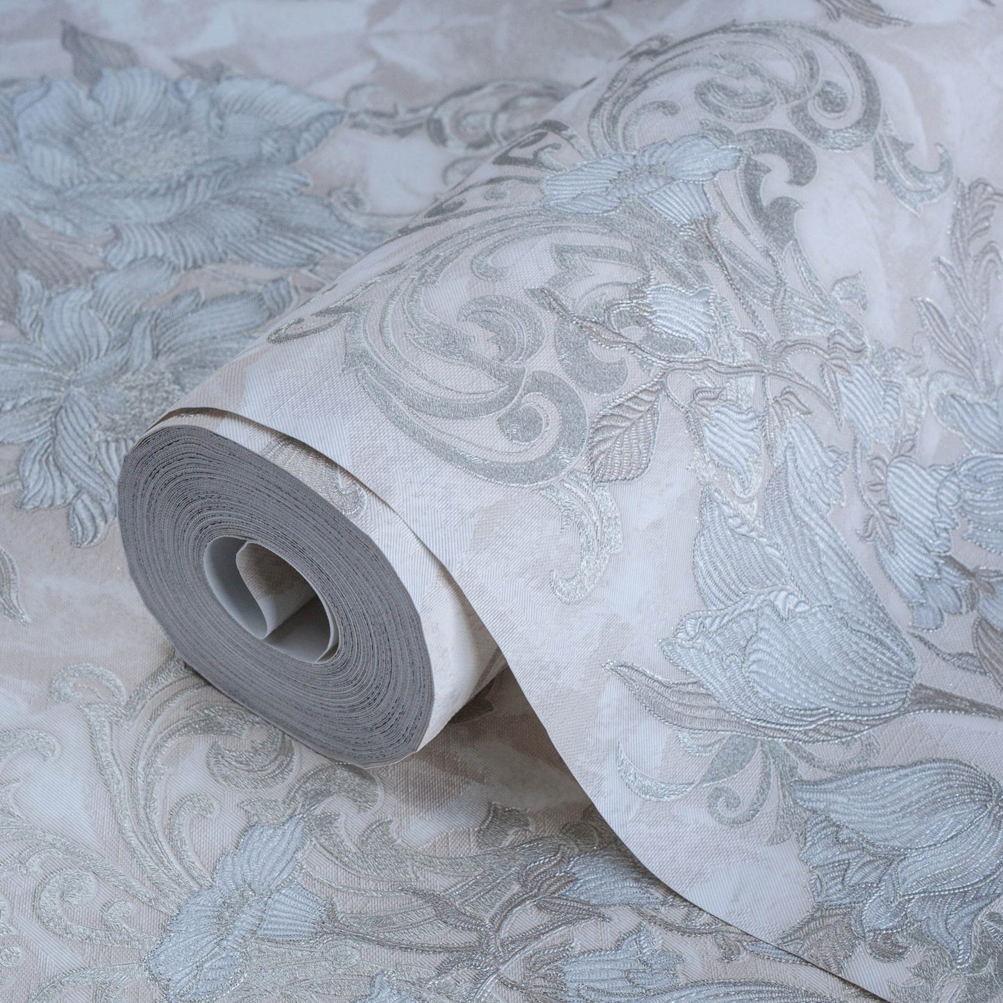 Seven Rooms 7805-1 detail wallpaper by La Belle Maison