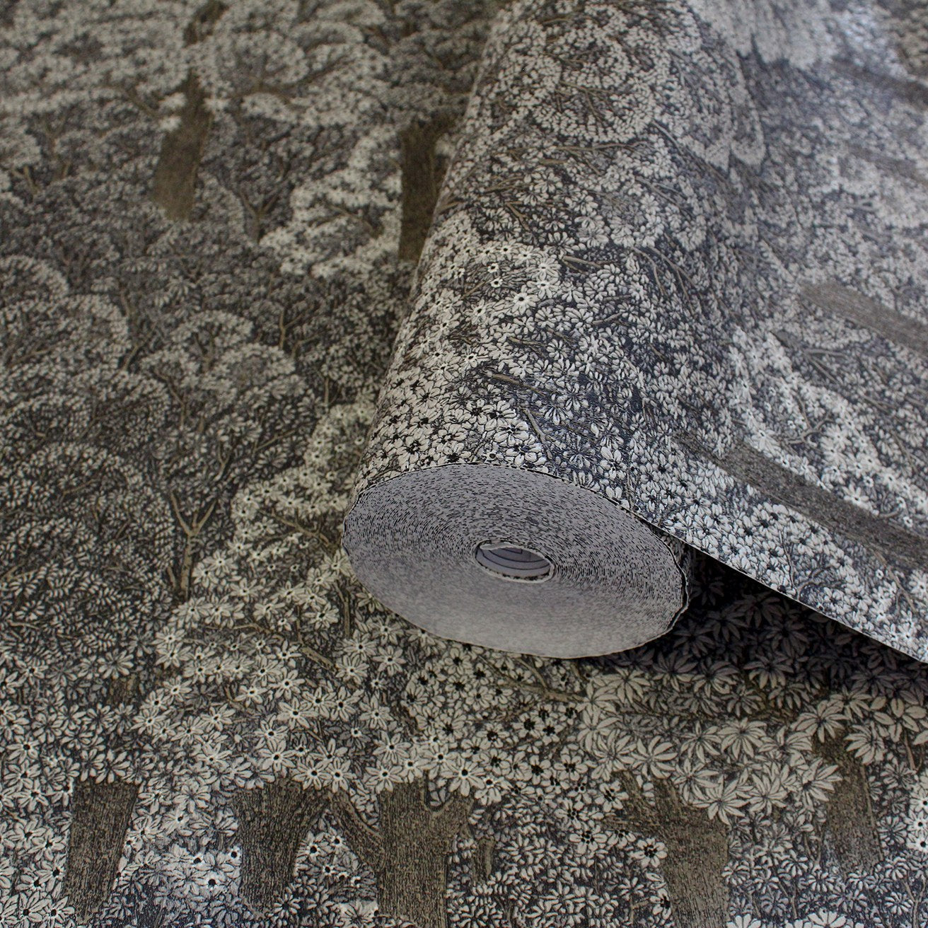 Iconique 24107-3 room wallpaper by La Belle Maison
