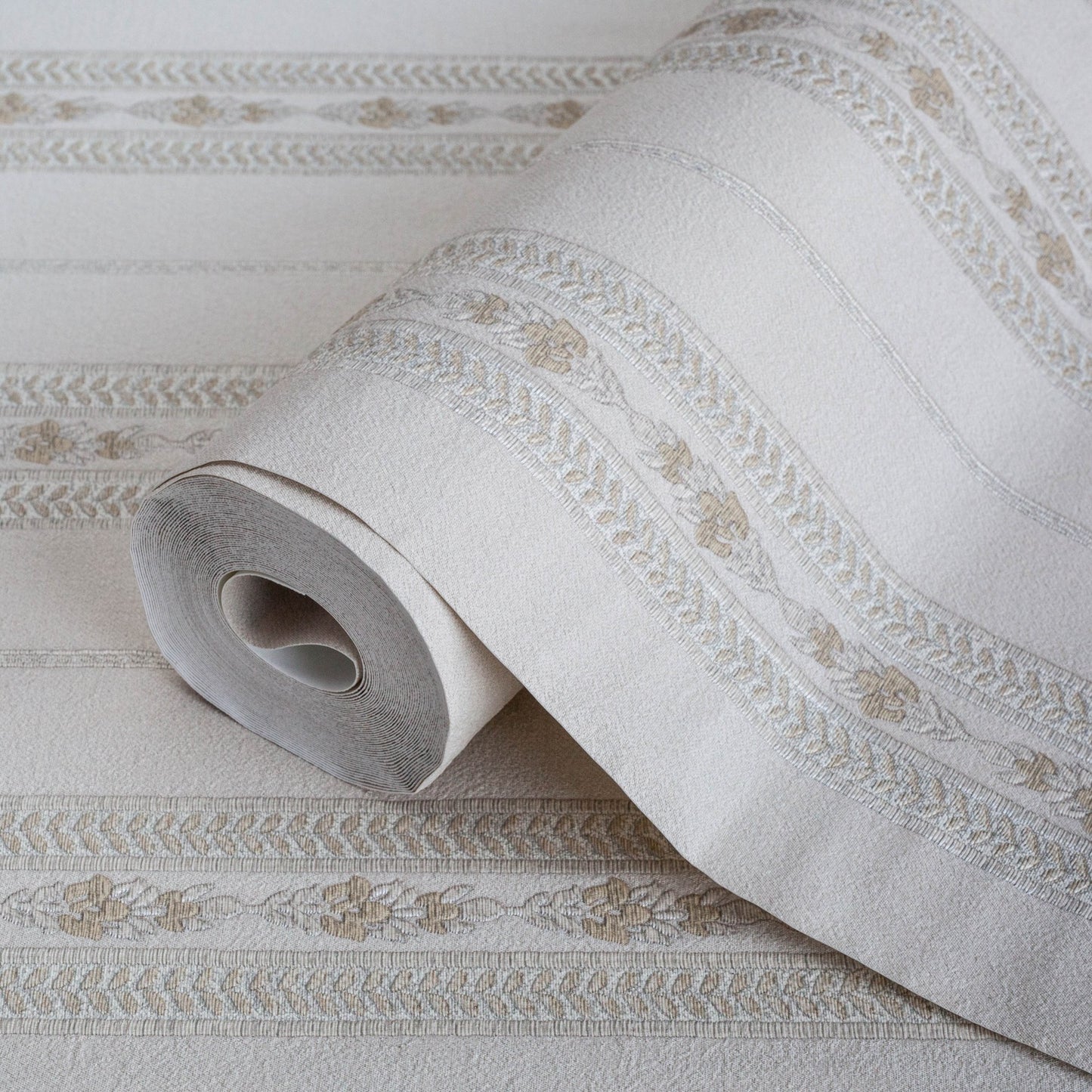 Kalina Garden 5808-2 detail wallpaper by La Belle Maison