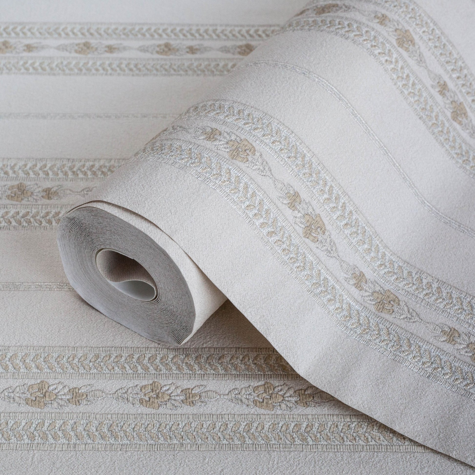 Kalina Garden 5808-2 detail wallpaper by La Belle Maison