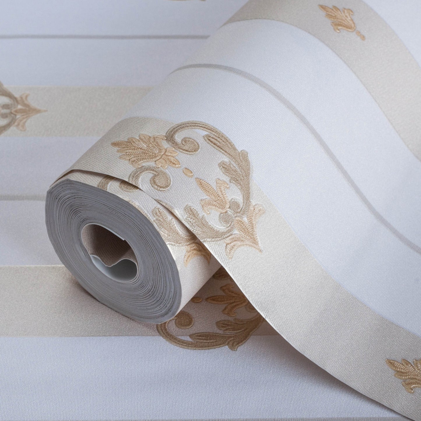 Seven Rooms 7804-1 detail wallpaper by La Belle Maison