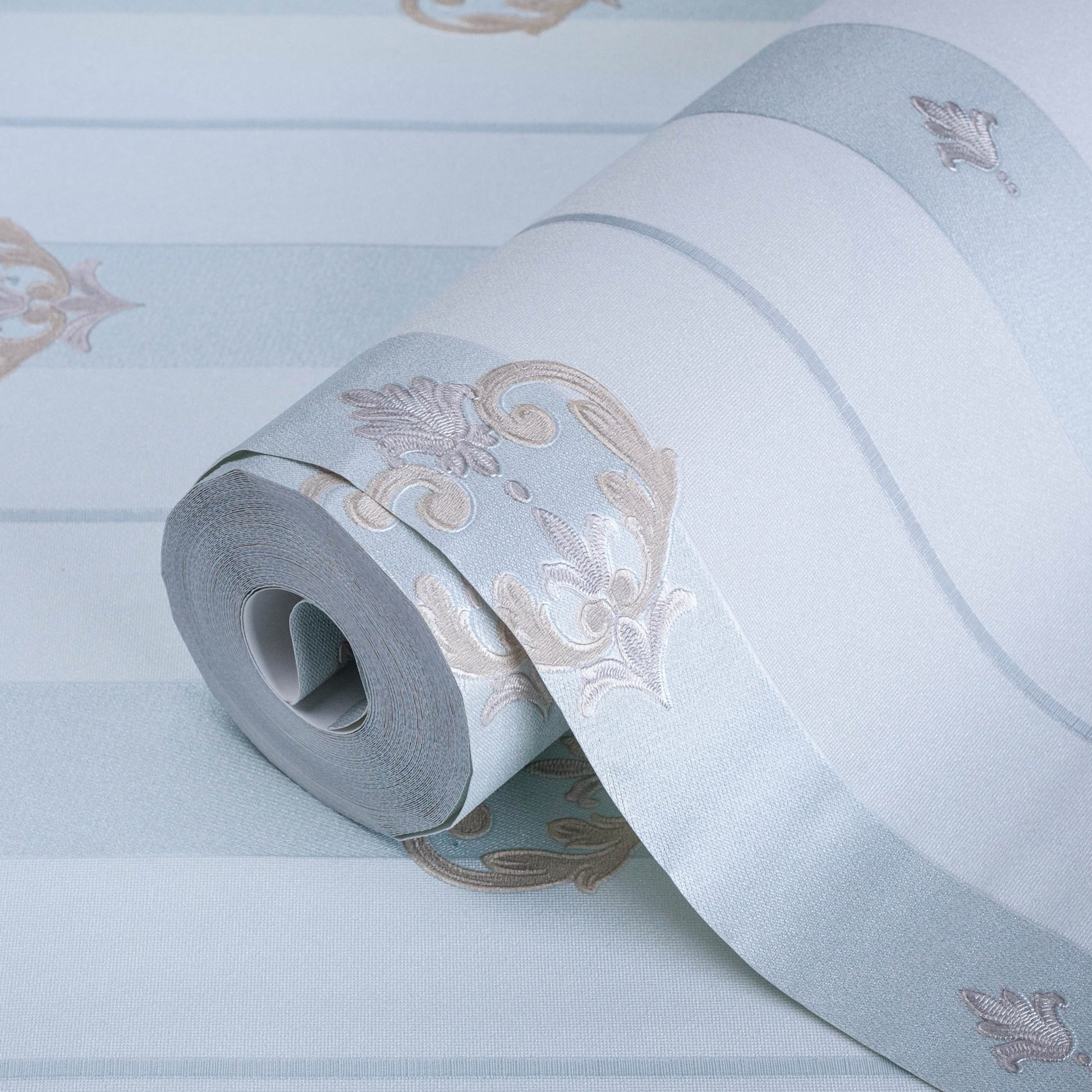 Seven Rooms 7804-2 detail wallpaper by La Belle Maison