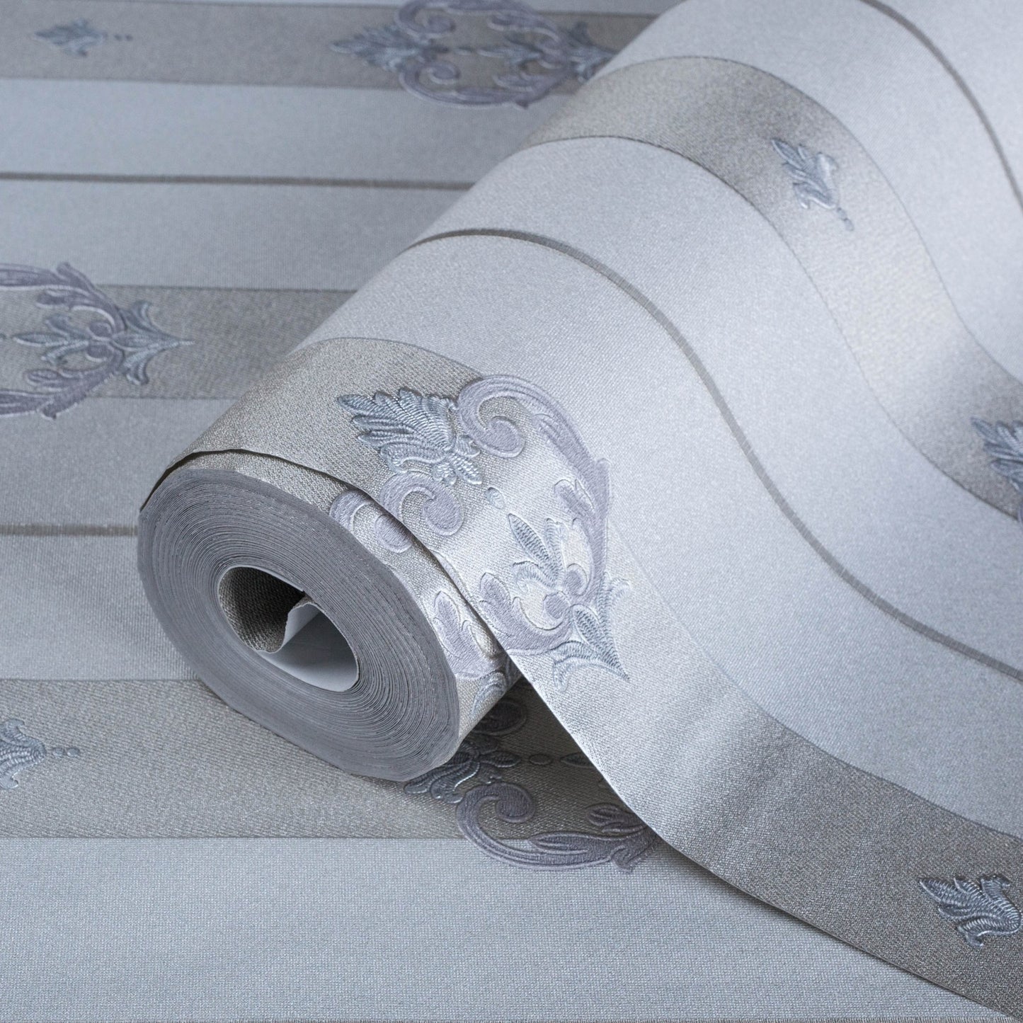 Seven Rooms 7804-3 detail wallpaper by La Belle Maison