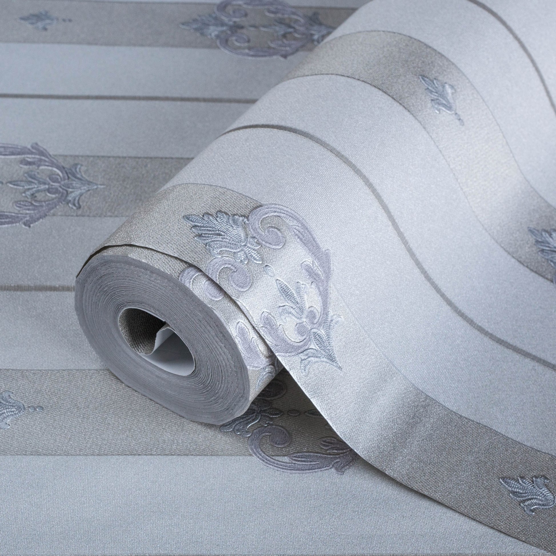 Seven Rooms 7804-3 detail wallpaper by La Belle Maison