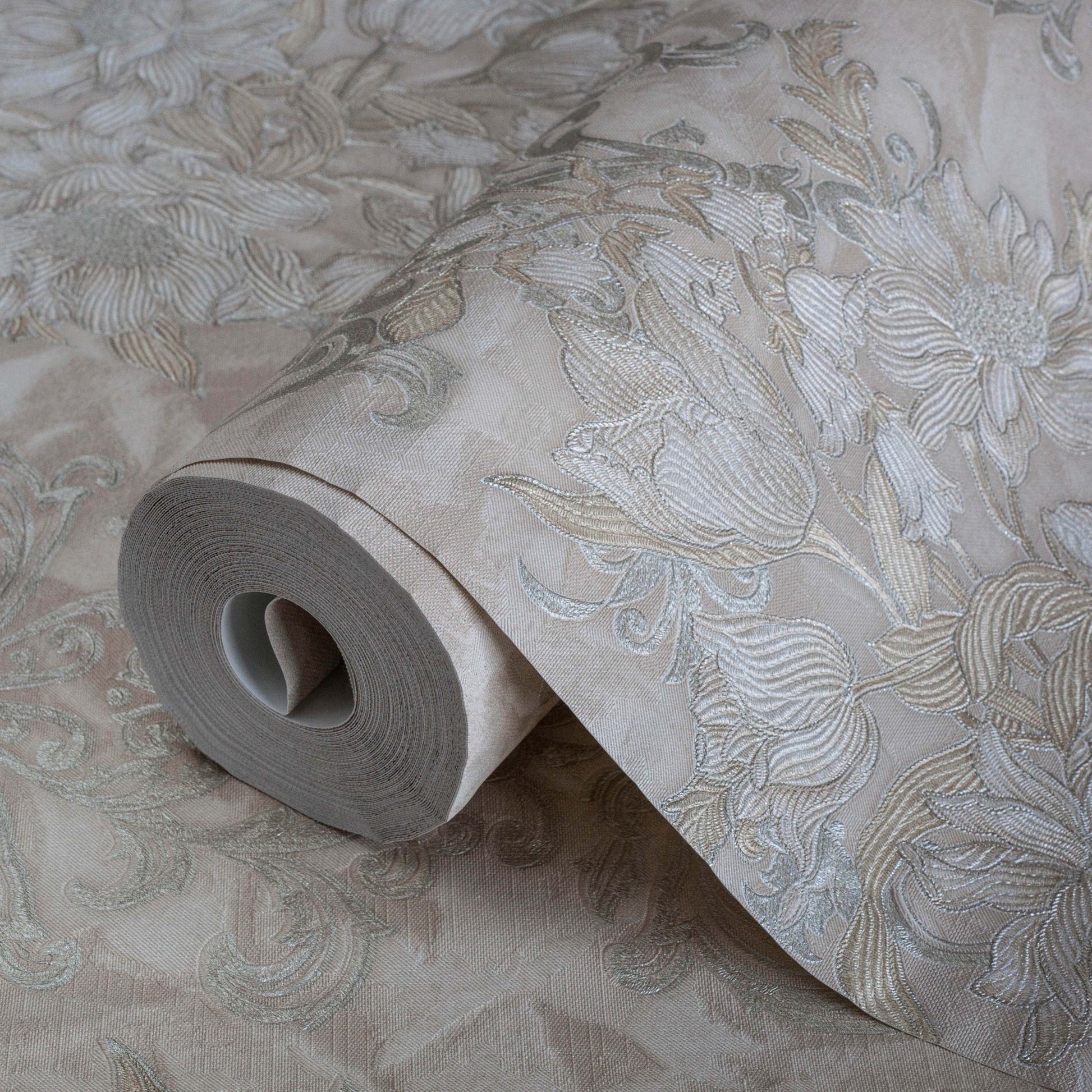 Seven Rooms 7805-2 detail wallpaper by La Belle Maison
