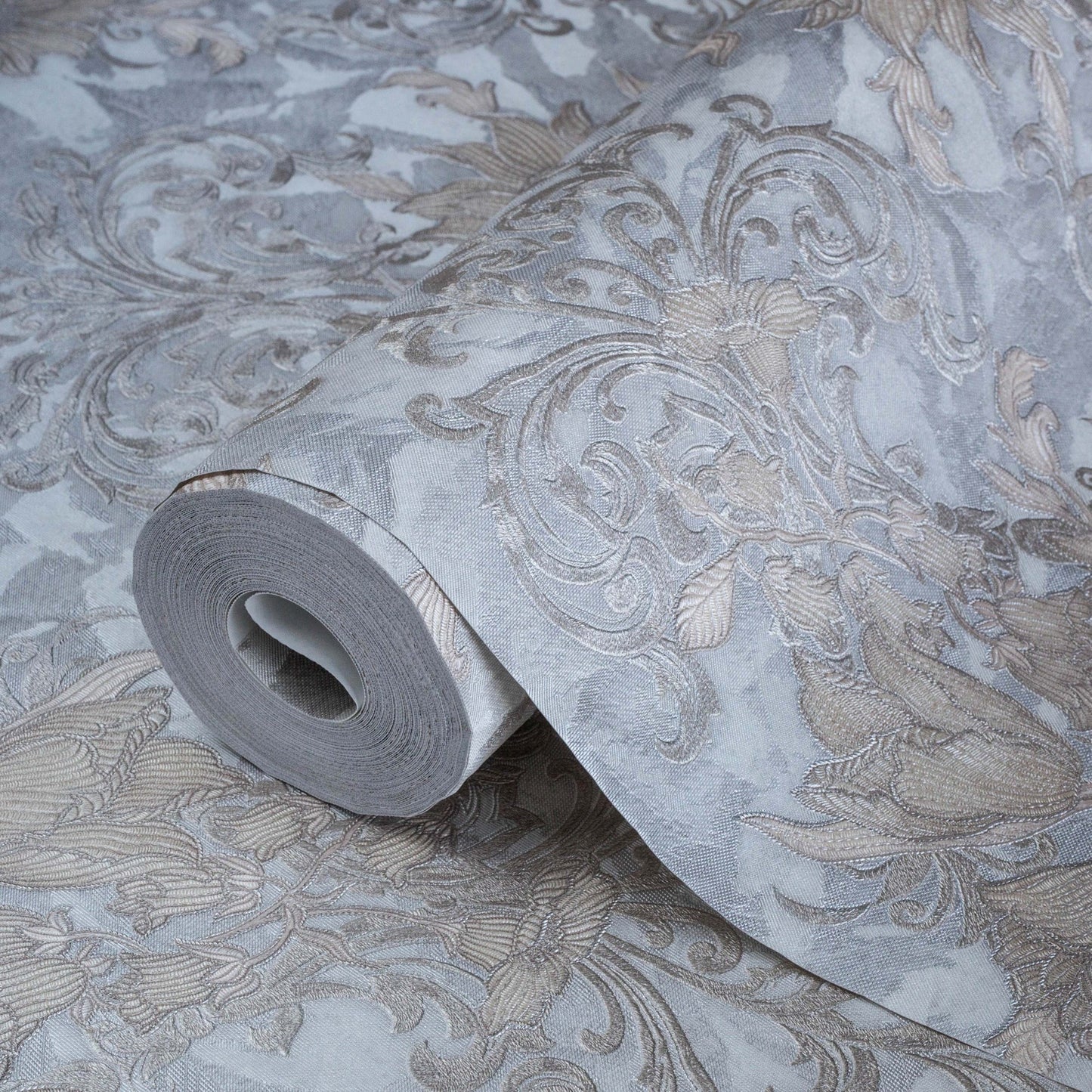 Seven Rooms 7805-5 detail wallpaper by La Belle Maison