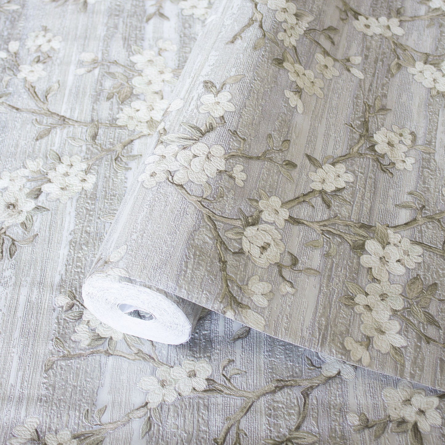 Vera Bloom 1505-1 detail wallpaper by La Belle Maison