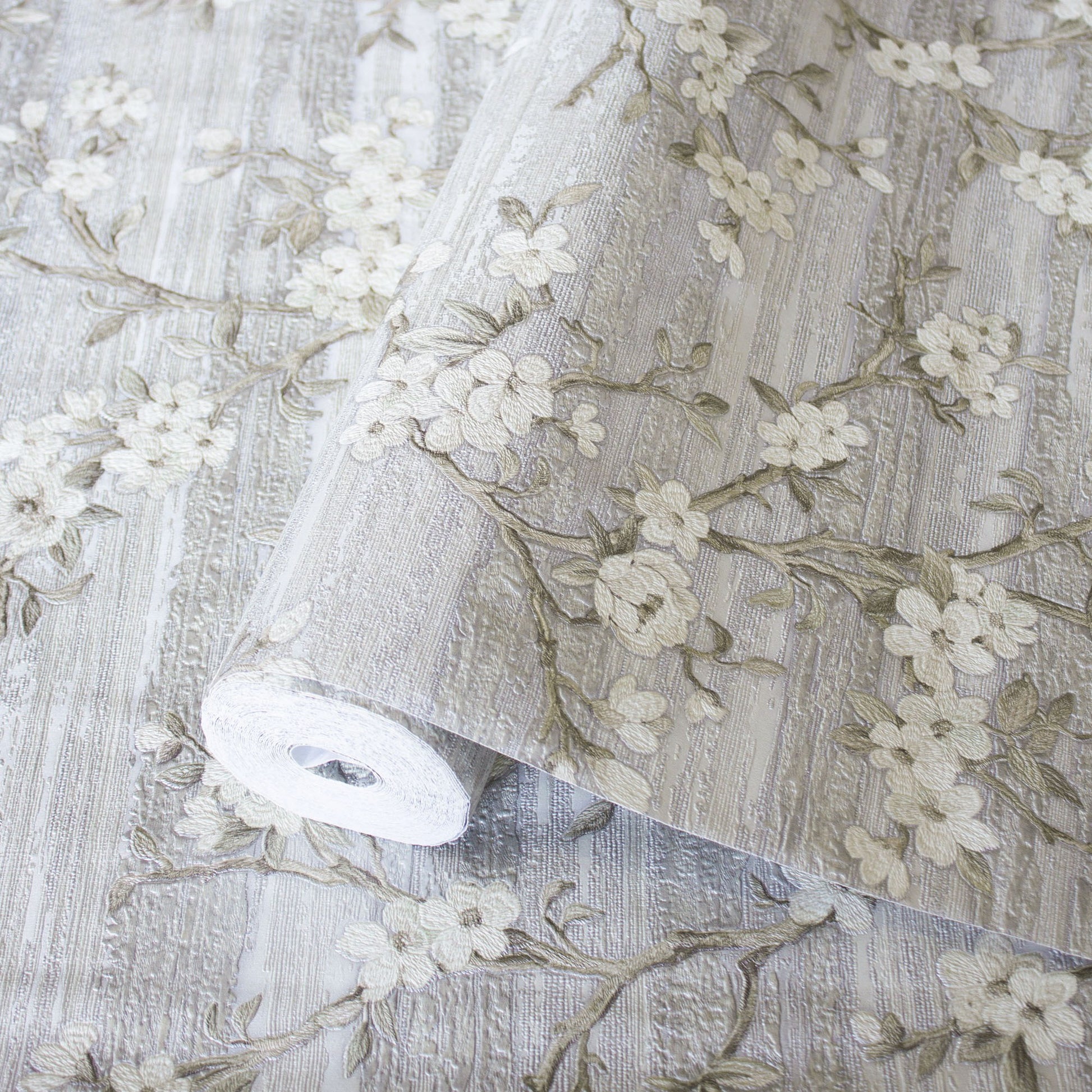 Vera Bloom 1505-1 detail wallpaper by La Belle Maison